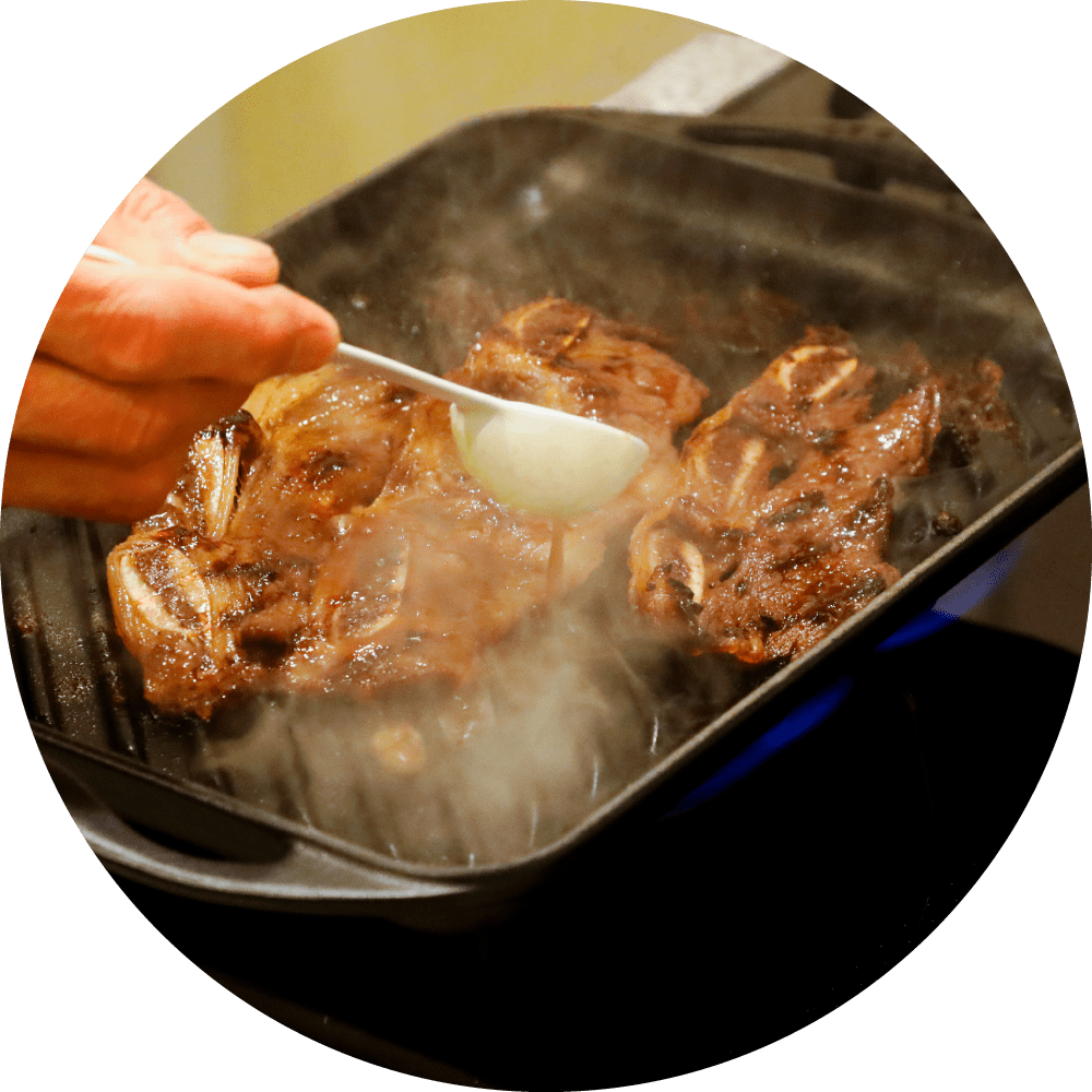 ヤミー骨付きカルビを焼く写真